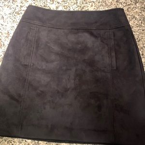 Black faux suede skirt with pockets! Size 4, Loft